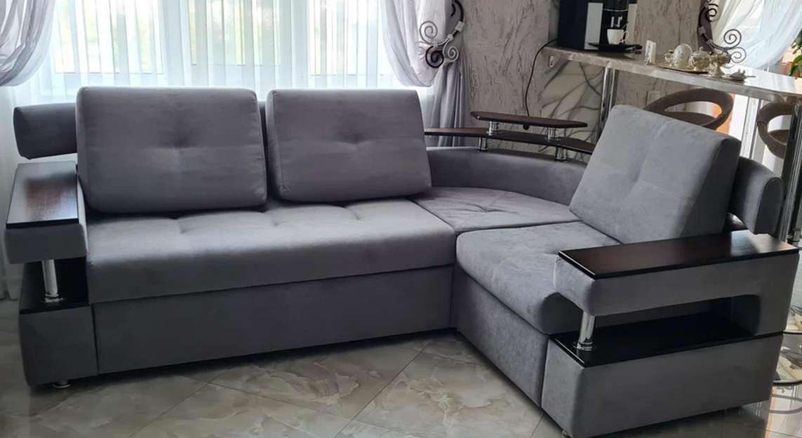 Угловой диван «Борнео» с удобными широкими подлокотниками.