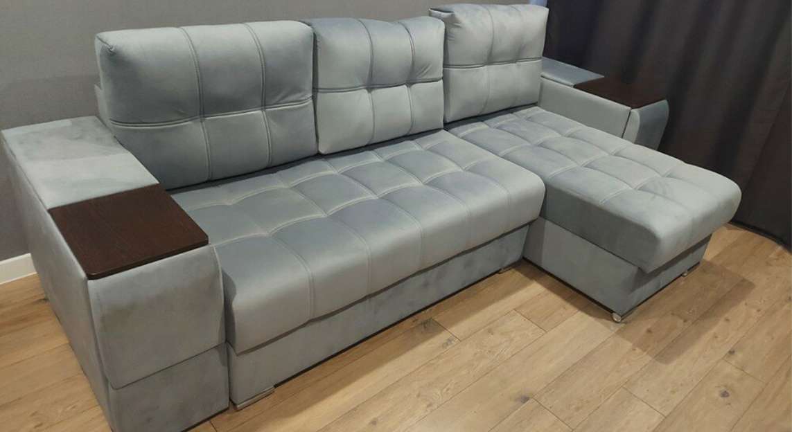 Угловой диван со столиком и выдвижными ящиками в подлокотниках «Риф» завоевал среди покупателей большую популярность.