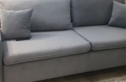 Компактный прямой диван на ножках 