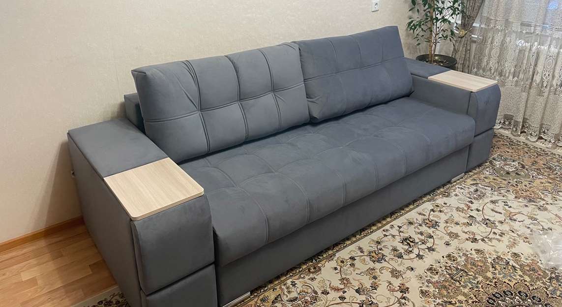 Чтобы диван идеально вписался в ваш интерьер - примерьте ткань перед заказом.