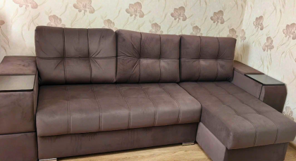 Диван, который продуман до мелочей.