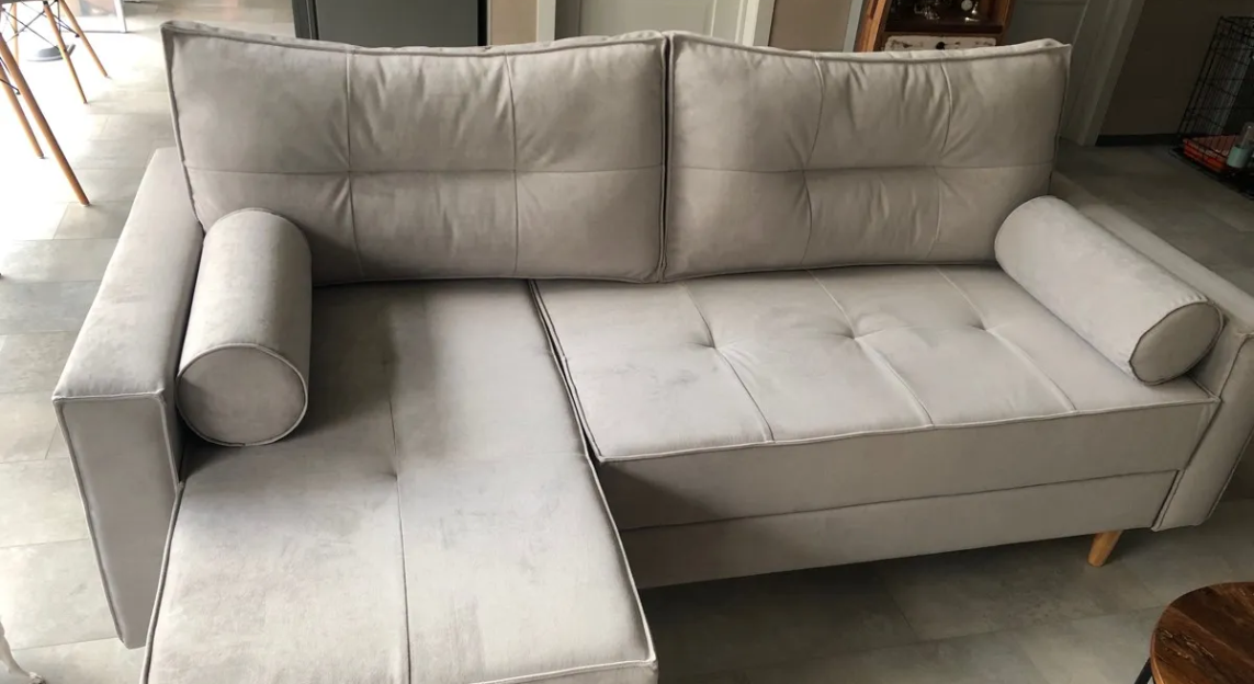 «Лофт» — модель на высоких ножках 150 мм, благодаря которым диван выглядит легче визуально и упрощает уборку: робот-пылесос свободно проходит под основанием, а на полу не остаётся следов.